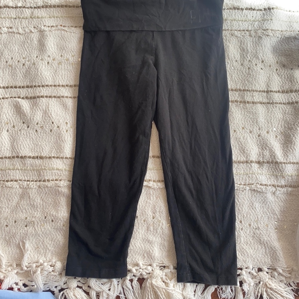 Victoria Secret Pink Capri Leggings Size Xs ( fits small & Medium )